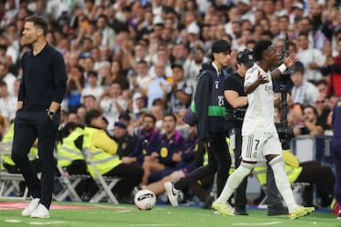 Enorme enfado de Vinicius al ser cambiado por Xabi Alonso en el minuto 71 y con 2-1 en el marcador. 