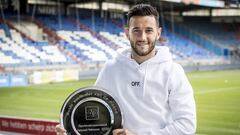 Pol Llonch, futbolista espa&ntilde;ol del Willem II, con el premio que le acredita mejor jugador de la Eredivisie en enero y febrero.