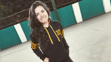 Wendy Mart&iacute;nez, Wenn33, patinadora colombiana, sonriendo ante la c&aacute;mara con una sudadera negra con el n&uacute;mero 33. 