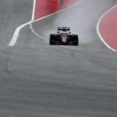 Vettel acaba primero en los test de lluvia de Pirelli