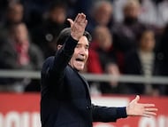 GIRONA (CATALUÑA), 06/04/2026.- El entrenador del Villarreal Marcelino García Toral durante el partido de la jornada 30 de LaLiga EA Sports que disputan el Girona FC y el Villarreal CF, este lunes en el estadio municipal de Montilivi, en Girona (Cataluña). EFE/ David Borrat