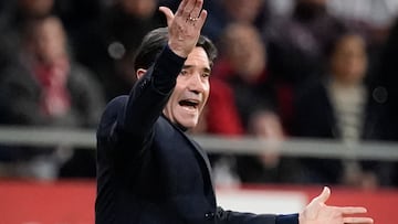 GIRONA (CATALUÑA), 06/04/2026.- El entrenador del Villarreal Marcelino García Toral durante el partido de la jornada 30 de LaLiga EA Sports que disputan el Girona FC y el Villarreal CF, este lunes en el estadio municipal de Montilivi, en Girona (Cataluña). EFE/ David Borrat