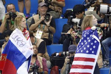 USA's Lilly King (R), wrapped in her national flag poses next to silver medallist Russia's Yulia Efimova after she won the Women's 100m Breaststroke Final