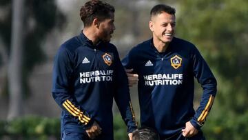 El delantero de LA Galaxy mostró sus cualidades en el baloncesto y su compañero Jonathan aprovechó para presumirlo en sus redes sociales.
