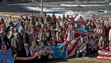 <b>LA MAREONA. </b>Las calles de A Coruña se tiñeron desde ayer de rojiblanco con la masiva llegada de aficionados sportinguistas a la ciudad herculina.