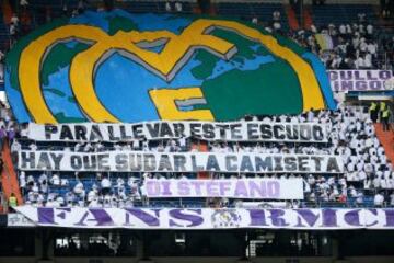 Real Madrid fans with a banner of motivation the team:
"To defend the club shield you need to sweat"