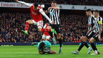 Nick Pope, portero del Newcastle, bloca un bal¨®n en el suelo.
