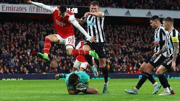 Nick Pope, portero del Newcastle, bloca un balón en el suelo.