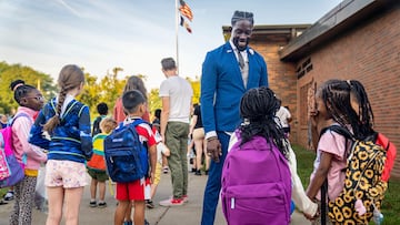 Ian Roberts, nacido en Guyana, tiene más de 25 años de carrera académica y educacional. Se especializaba en los 800 metros planos y participó en Sídney 2000.