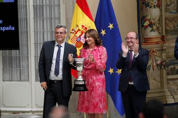 Los Reyes entregan el Premio Nacional a las Artes y las Ciencias Aplicadas al Deporte al Libro Blanco del Deporte de Personas con Discapacidad en España. 