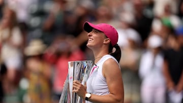 Iga Swiatek, con el trofeo de campeona de Indian Wells.