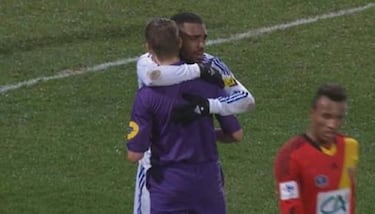 Polémica por un abrazo de Lacazette con Turpin en 2014
