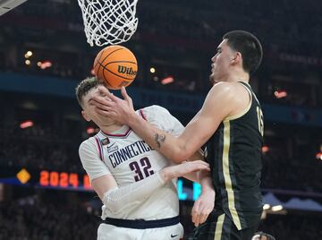 La Universidad de Connecticut conquist¨® el sexto t¨ªtulo de la NCAA de su historia tras derrotar a Purdue ?(75-60). A pesar de la victoria, U-Conn tuvo que esforzarse al m¨¢ximo en un partido en el que hubo m¨¢s de un cari?o, como el de boilermaker Zach Edey sobre el rostro del huskie Donovan Clingan, las estrellas de sus respectivos equipos.