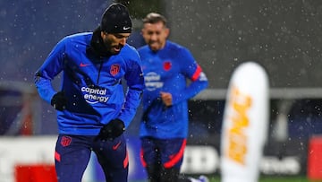 Carrasco, en primer plano, con Herrera, en la sesi&oacute;n esta tarde del Atl&eacute;tico antes de recibir al Milan.