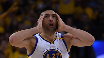 OAKLAND, CA - MAY 14: Zaza Pachulia #27 of the Golden State Warriors reacts to a foul called against him during Game One of the NBA Western Conference Finals against the San Antonio Spurs at ORACLE Arena on May 14, 2017 in Oakland, California. NOTE TO USER: User expressly acknowledges and agrees that, by downloading and or using this photograph, User is consenting to the terms and conditions of the Getty Images License Agreement. Thearon W. Henderson/Getty Images/AFP
== FOR NEWSPAPERS, INTERNET, TELCOS & TELEVISION USE ONLY ==