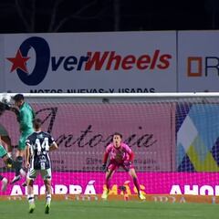 Un ex Colo Colo fue a disputar un balón y terminó perdiendo un diente