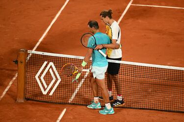 El balear emociona y compite, pero no puede con un Zverev que es favorito al título. El torneo le rindió al español un improvisado tributo. Los espectadores corearon su nombre en la pista central de Roland Garros, en pie. Entre ellos estaban Novak Djokovic, Carlos Alcaraz e Iga Swiatek.