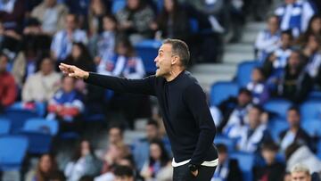 Sergio Francisco da indicaciones a sus jugadores desde la banda de Anoeta.