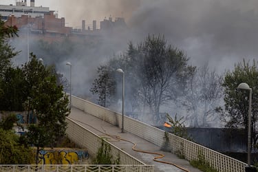 El incendio se originó en la calle Párroco Eusebio Cuenca, en una zona sin urbanizar cercana al Espacio Delicias y el Museo del Ferrocarril, en Madrid.