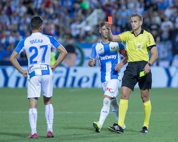 Alberola Rojas, en el momento de expulsar a Óscar Rodriguez en aquel Leganés - Osasuna de 2019. 