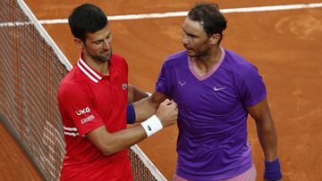 Rafa Nadal saluda a Novak Djokovic tras derrotarle en la final del Masters 1.000 de Roma 2021.