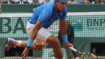<b>A POR LA BOLA. </b>Rafa Nadal se gira para buscar un resto de Pablo Andújar. Los intercambios fueron constantes y el partido se hizo duro: se fue a más de tres horas en tres sets.