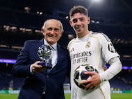 Pirri, presidente de honor del Real Madrid, posa junto a Fede Valverde con el trofeo al MVP y el balón que se llevó el uruguayo tras el hat-trick que marcó al Manchester City en el partido de ida de octavos de final de la UEFA Champions League.