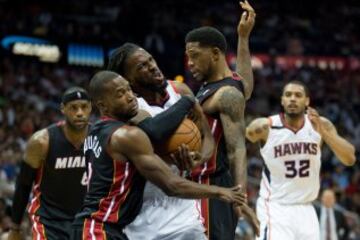 DeMarre Carroll lucha con Udonis Haslem y Toney Douglas.