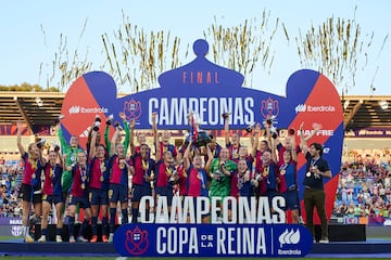 Las jugadoras del Barcelona celebran el triunfo y su undécima Copa de la Reina.