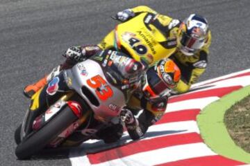 El piloto español Esteve 'Tito' Rabat (delante) seguido del también español, Maverick Viñales durante la carrera de Moto2.