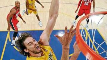 <b>FÁCIL. </b>Pau Gasol anota bajo el aro.