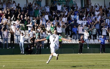 Pesca celebra con la grada el penalti decisivo contra el Huesca.