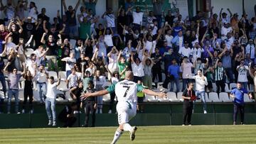 Pesca celebra con la grada el penalti decisivo contra el Huesca.