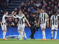 Newcastle United's English midfielder #20 Anthony Elanga (R) celebrates scoring his team's first goal during the UEFA Champions League last 16 second leg football match between FC Barcelona and Newcastle United at the Camp Nou stadium in Barcelona, on March 18, 2026. (Photo by Josep LAGO / AFP)
