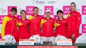 La capitana del equipo espa&ntilde;ol femenino de tenis Anabel Medina,junto a Aliona Bolsova, Lara Arruabarrena, Carla Suarez, Sara Sorribes y Gerorgina Garcia posan durante un momento de la rueda de prensa que han ofrecido con motivo de la eliminatoria Q