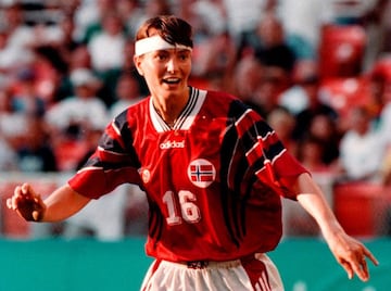 La delantera noruega tiene 10 goles en justas mundialistas. Además con la camiseta de su país logró marcar 60 dianas en 111 participaciones. Fue la goleadora de Suecia 1995 con 6 tantos y en esa misma edición, su fue Campeona del Mundo.