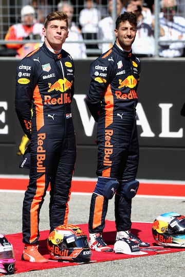 Daniel Ricciardo y Max Verstappen antes de la salida. 