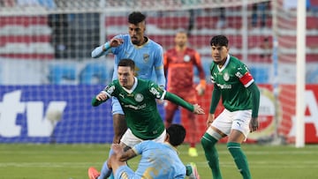 AME2095. LA PAZ (BOLIVIA), 24/04/2025.- Ervin Vaca (abajo) de Bolívar disputa el balón con Anibal Moreno de Palmeiras este jueves, en un partido de la fase de grupos de la Copa Libertadores entre Bolívar y Palmeiras, en el estadio Hernando Siles, en La Paz (Bolivia). EFE/ Esteban Biba