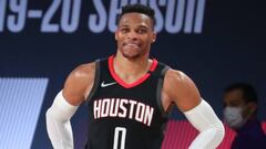 Russell Westbrook de los Houston Rockets sonr&iacute;e durante el juego contra los Lakers el Juego Cinco de las Semifinales de la Conferencia Oeste de los Playoffs de la NBA el 12 de septiembre de 2020 en AdventHealth Arena en Orlando, Florida.