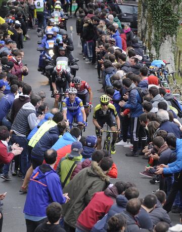 Vuelta por etapas que se realiza en el mes de abril. En su palmarés destacan las victorias de corredores como Gino Bartali, Jacques Anquetil, Luis Ocaña, Stephen Roche y Alberto Contador, Sean Kelly, Toni Rominger, Alex Zülle, Laurent Jalabert, Denis Menchov y Alejandro Valverde y Nairo Quintana. en la foto Enric Mas a su paso por el alto de Izua.