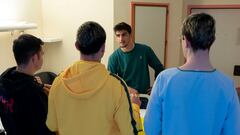 Gerard visitó a los aficionados agredidos tras el derbi