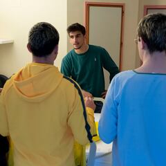 Gerard visitó a los aficionados agredidos tras el derbi