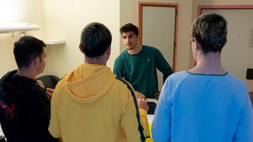 Gerard visita a los jóvenes agredidos tras el derbi.