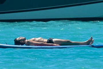 Sebasti¨¢n Yatra y Aitana disfrutan de unos d¨ªas de vacaciones en Ibiza navegando en un barco.