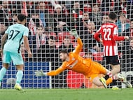 BILBAO, 28/01/2026.- El guardameta del Athletic Club, Unai Simón, intenta detener el balón en la jugada que ha significado el tercer gol durante el partido de primera ronda de la Liga de Campeones que Athletic Club de Bilbao y Sporting de Portugal disputan hoy miércoles en el estadio de San Mamés. EFE/Miguel Toña.