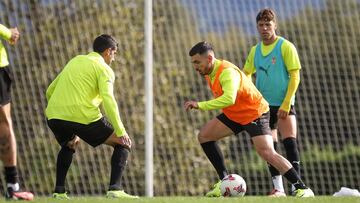 02-01-24. CAMPUZANO, COTE (DE ESPALDA) Y NACHO MÉNDEZ, JUGADORES DEL SPORTING QUE CUMPLEN CONTRATO EL PROXIMO MES DE JUNIO.