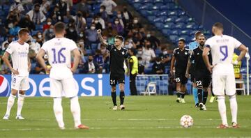 En su primer encuentro de Champions en el Bernabéu, los blancos se ven sorprendidos por un gol del Sheriff en el último instante del encuentro que mide a los madridistas ante el modesto conjunto moldavo y pierden (1-2). Los blancos, que se habían impuesto en el debut de la competición al Inter en San Siro con un gol de Rodrygo, debían de dar la vuelta a su situación frente al Shakhtar…