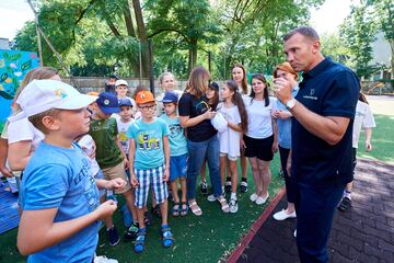 La leyenda del fútbol ucraniano y embajador de Laureus, Andriy Shevchenko, pidió más apoyo de salud mental para los jóvenes refugiados. 
Visitó una escuela de verano en Varsovia que está ayudando a los niños de Ucrania a recuperar el aprendizaje y el juego perdidos. 
Desde que la guerra se intensificó hace cinco meses, se han registrado al menos 5,8 millones de refugiados de Ucrania en toda Europa, la mitad de los cuales se estima que son niños y muchos no tienen acceso a la educación durante semanas.
Las escuelas de verano de Save the Children para niños de Ucrania en Polonia están proporcionando un refugio seguro donde los jóvenes refugiados pueden mejorar su educación, salud mental y bienestar psicosocial.