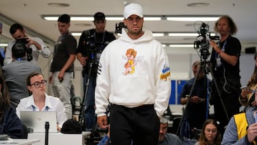 GRAFCAT1325. BARCELONA, 15/04/2026.- El español Carlos Alcaraz, segunda raqueta mundial, durante la rueda de prensa en la que ha anunciado este martes que se retira del Barcelona Open Banc Sabadell-Trofe Conde de Godó, debido a una lesión en la muñeca derecha de la que tuvo que ser atendido en el partido de su debut con el finés Otto Virtanen. EFE/Alejandro García