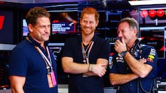 El director del equipo Red Bull Racing, Christian Horner, habla con el príncipe Harry, duque de Sussex, en el garaje antes del Gran Premio de F1 de Estados Unidos en el Circuito de las Américas.